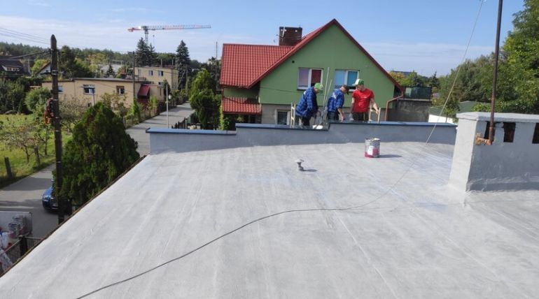 Hydroizolacja dachu płaskiego Modrzyca – płynne membrany dachowe