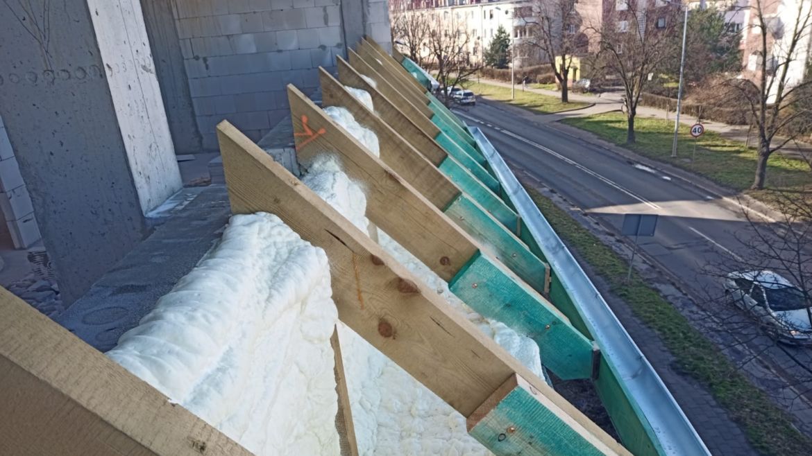 Docieplenie ścian kolankowych pianą PUR – inwestycja w Legnicy