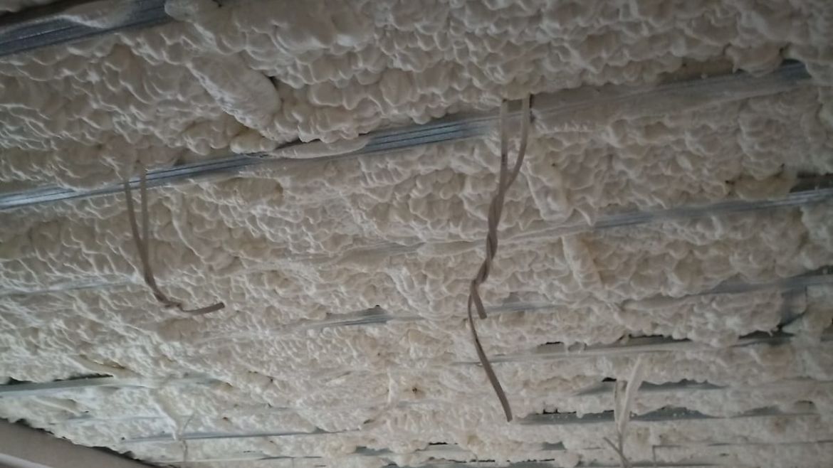 Podwieszany sufit a ocieplanie pianą poliuretanową – jak robimy to w Lubinie?