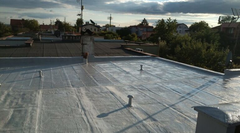 Izolacja dachu płynnymi membranami dachowymi w Lubinie