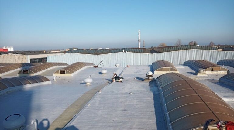 Izolacja dachu płaskiego pianką PUR w Jaworze