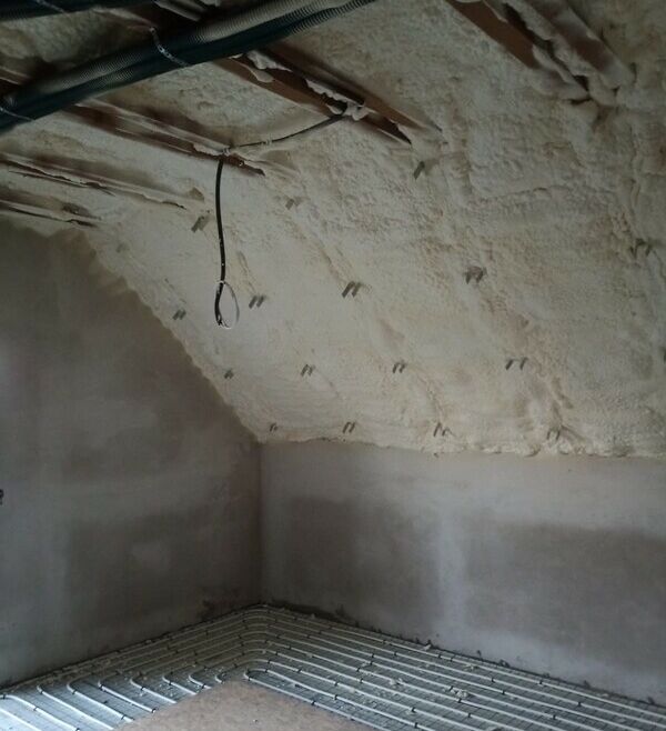 Izolacja termiczna poddasza i stropu pianką PUR w Okmianach