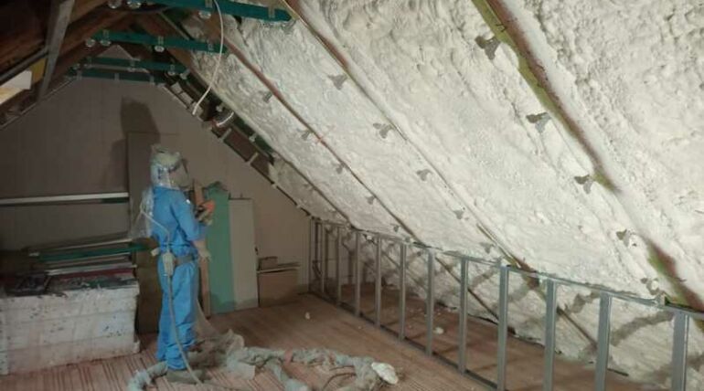 Ocieplenie pianką ścian i stropów na poddaszu w miejscowości Piechowice