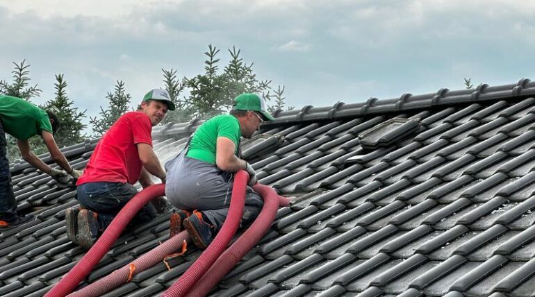 Ocieplenie dachu od góry celulozą w Osieku
