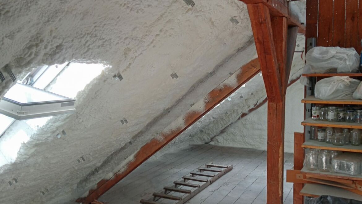 Ocieplanie stropu strychu pianką poliuretanową w Bolkowicach