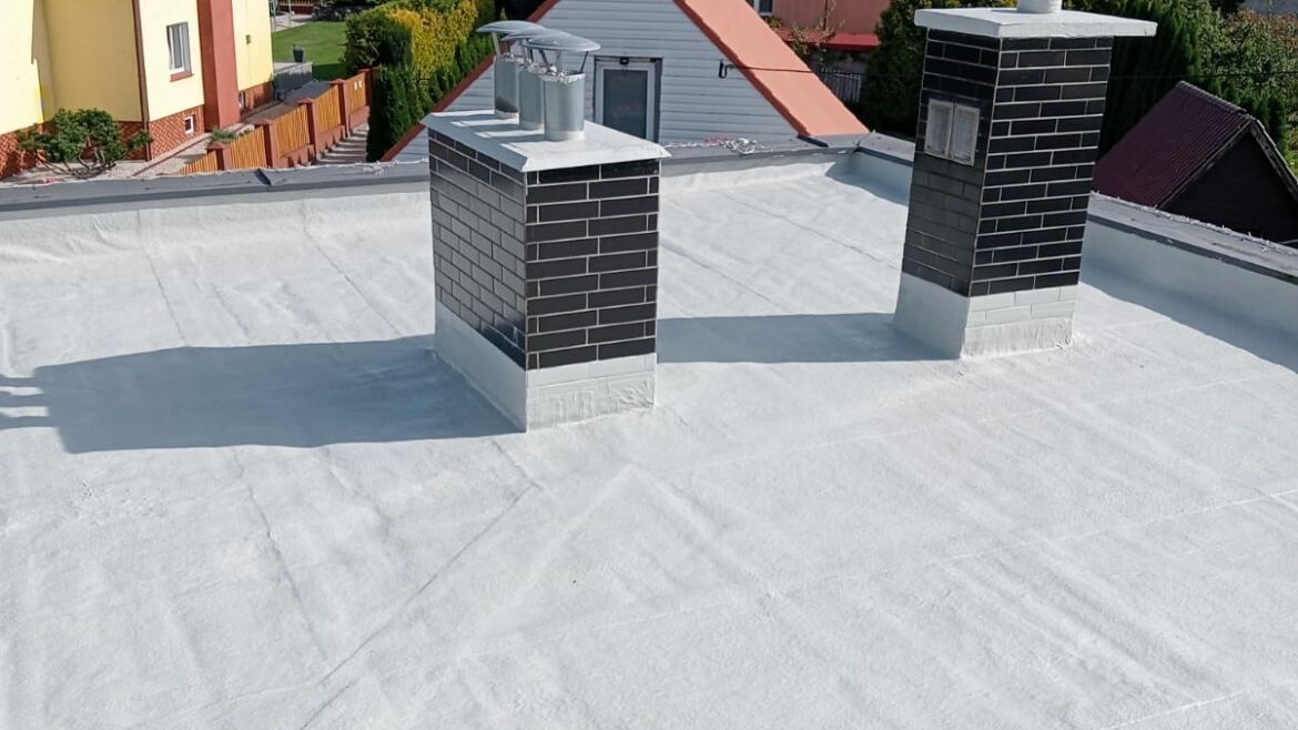 Aplikacja płynnych membran na dachu w Chojnowie